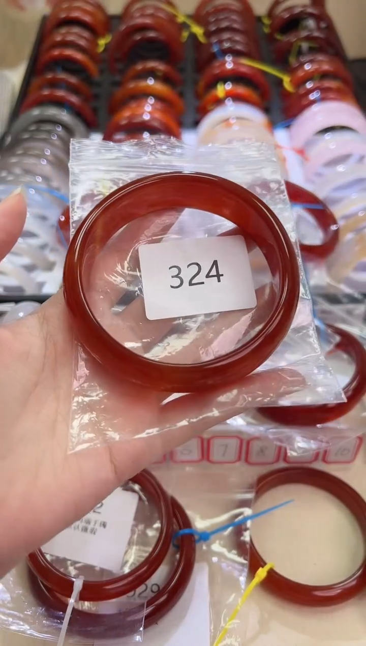 玛瑙/玉髓手镯未镶嵌64圈口*324