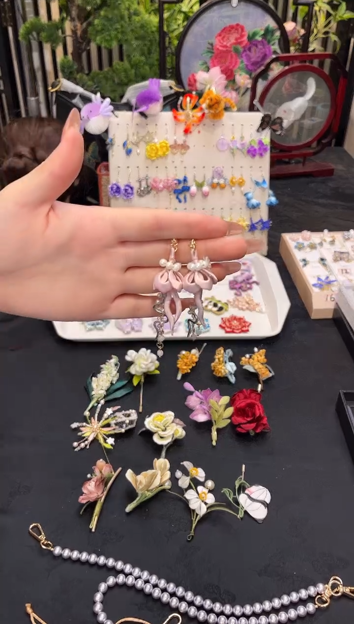 织绣孟*非遗绒花苏绣饰品