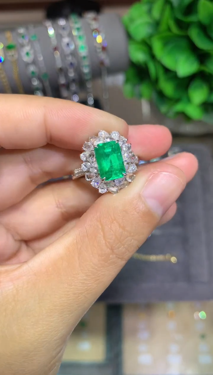 18K金镶嵌戒指祖母绿2.12CT