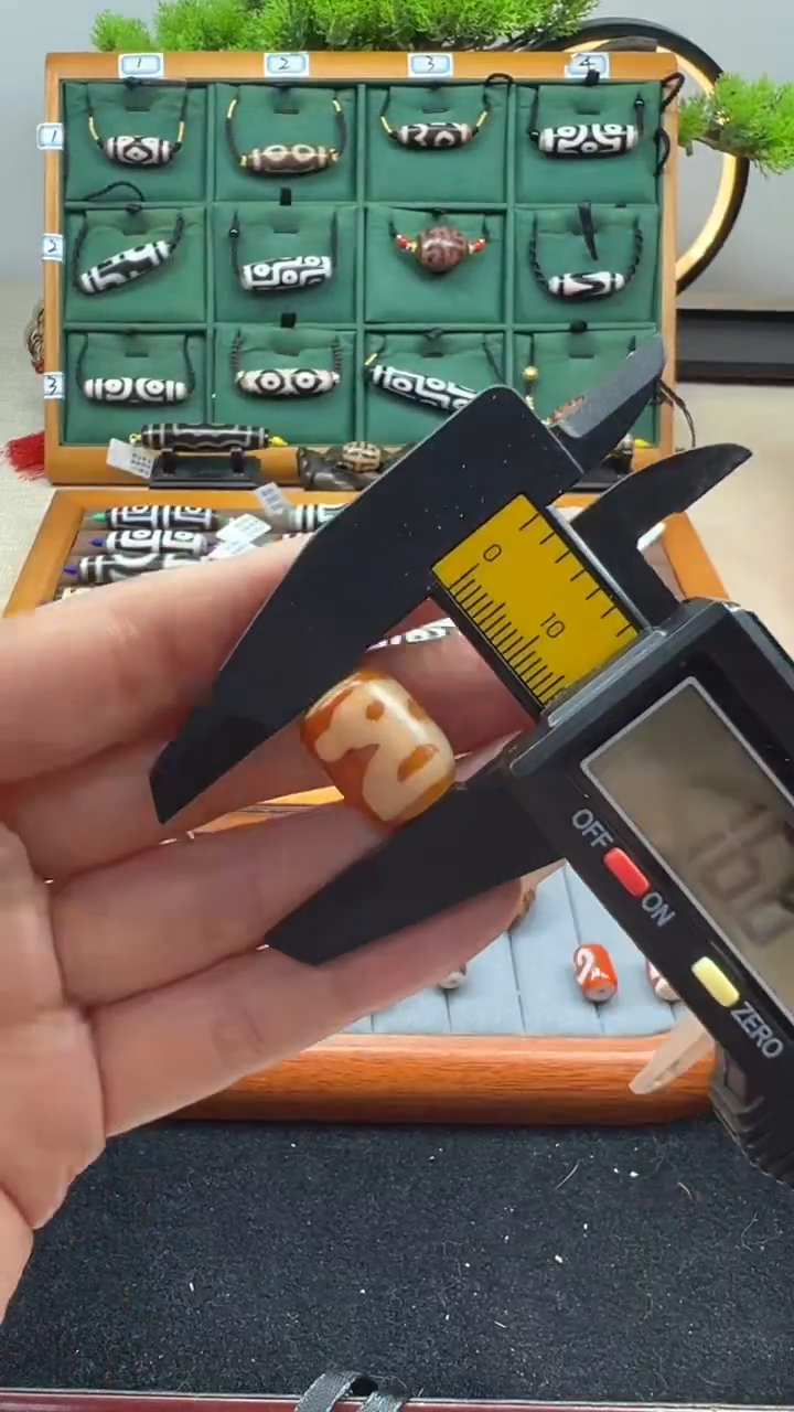 玛瑙/玉髓（覆膜）颈饰未镶嵌65.（微瑕）