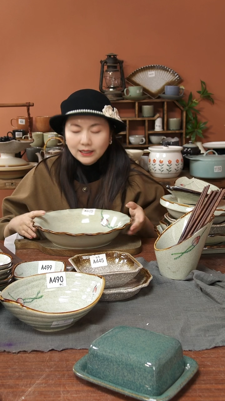 陶瓷A525 一只花边手绘荷花黑点30*7可能微瑕疵