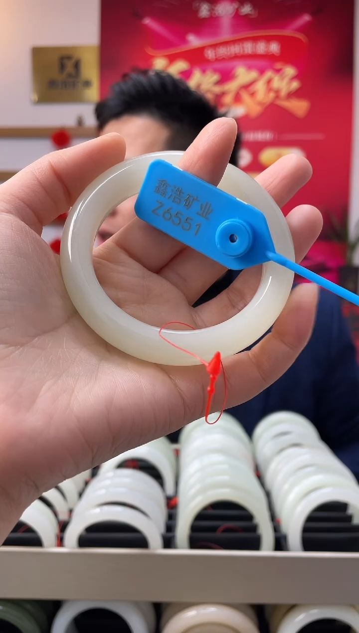 【闪购商品】和田玉手镯未镶嵌翠胶猫Z6551圈口56-57