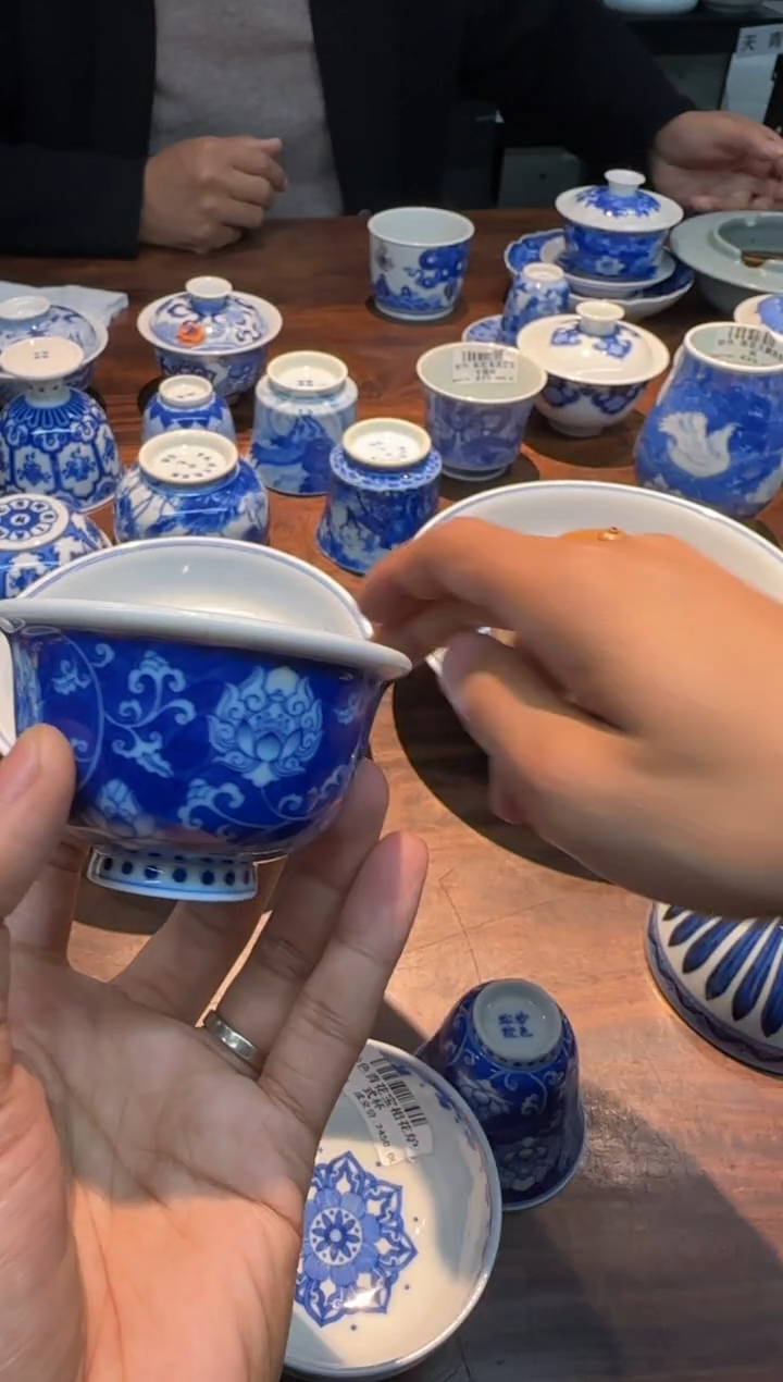 【闪购商品】妙色 青花蓝地宝相小压手杯