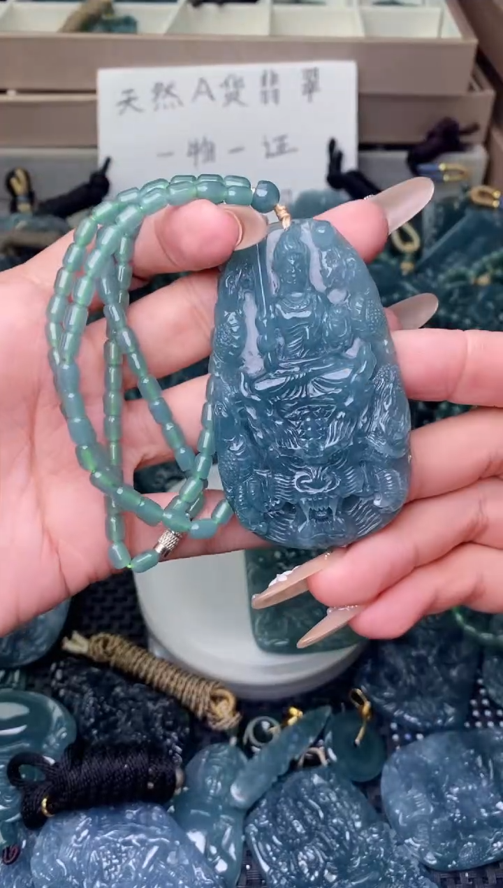 翡翠未镶嵌颈饰          