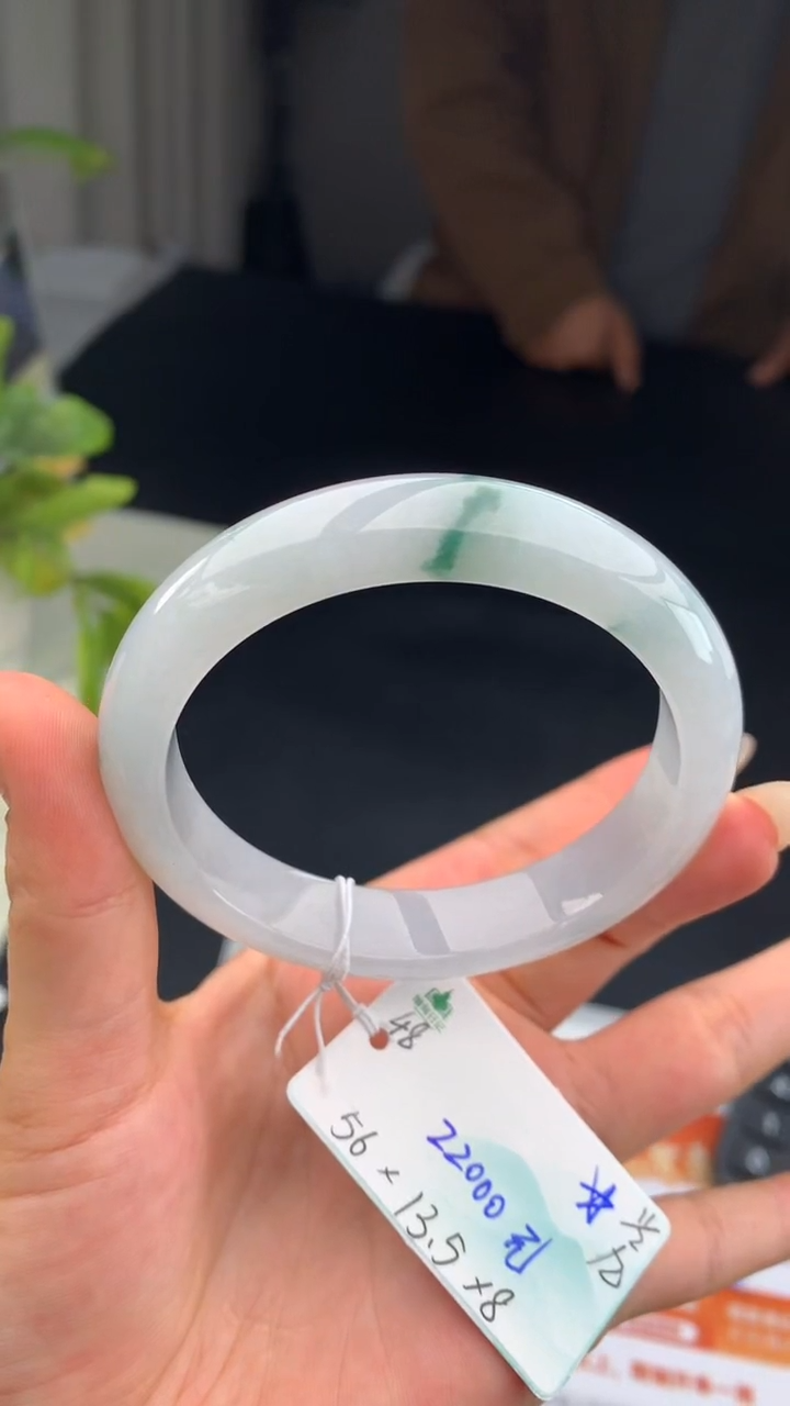 【闪购商品】翡翠手镯未镶嵌 #情人节#送礼，下单联系客服核对地址~