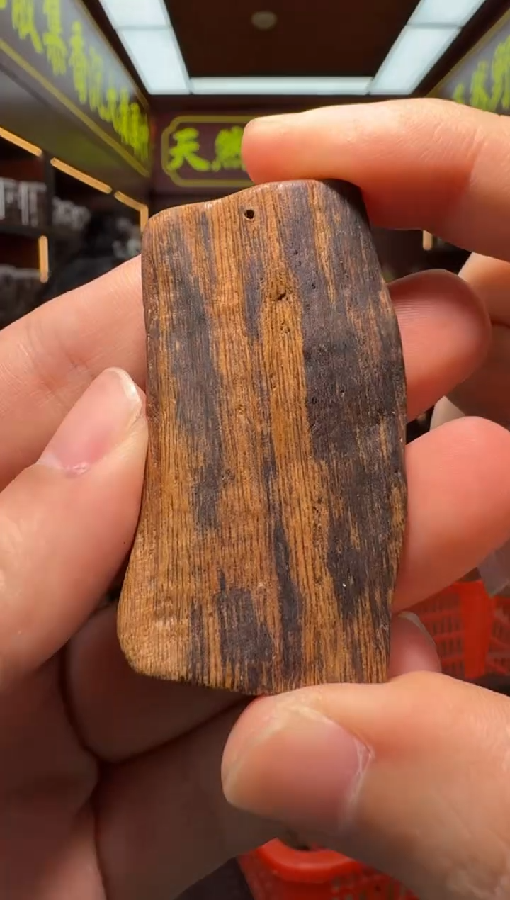 沉香吊坠84号达拉干黑油格