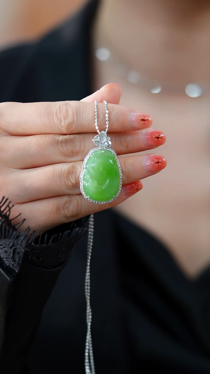 颈饰18K金镶嵌和田玉苹果绿如意HNZ9947