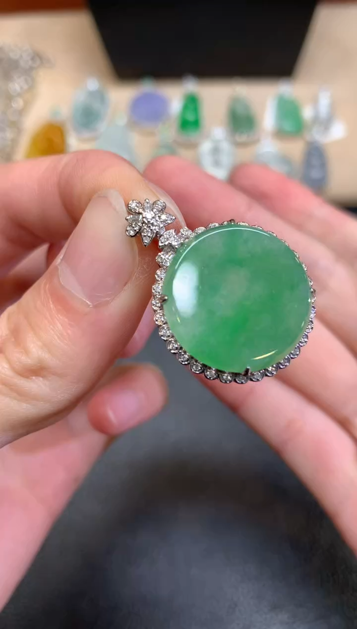 【闪购商品】翡翠颈饰18K金镶嵌无事牌【无服务费】