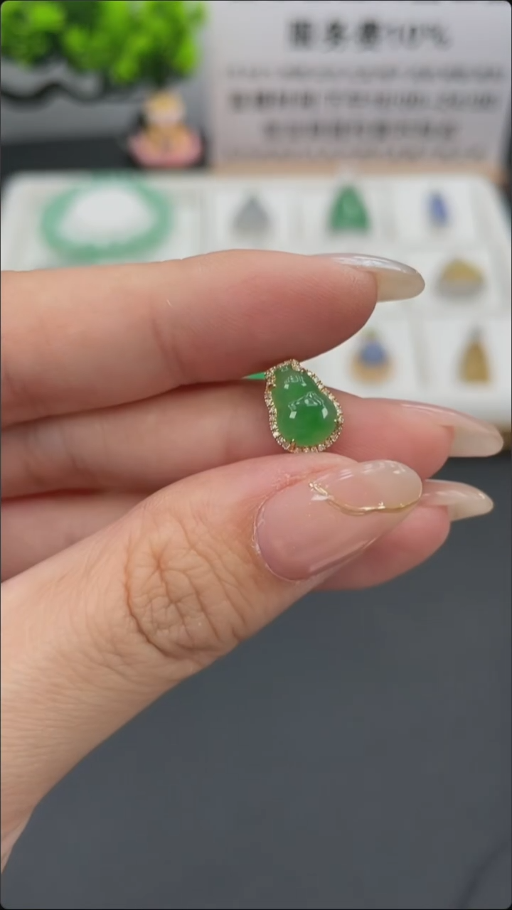 翡翠18K金镶嵌颈饰天然缅甸A货翡翠18k金镶嵌吊坠