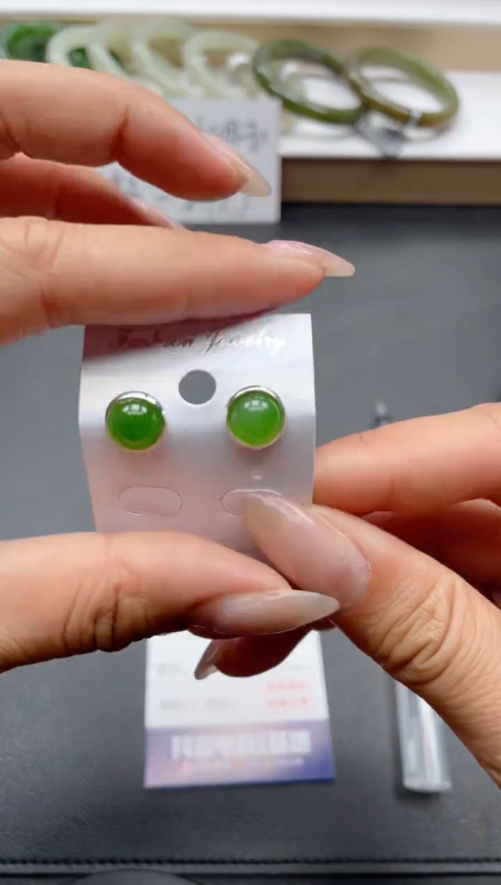 和田玉手镯未镶嵌碧玉单面耳钉