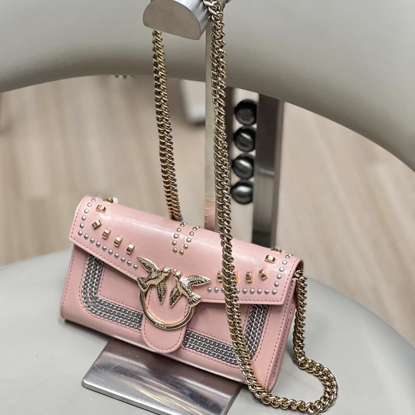 全新未使用 PINKO 【瑞池女装】Pinko重工钉珠链条包/PKGB00026