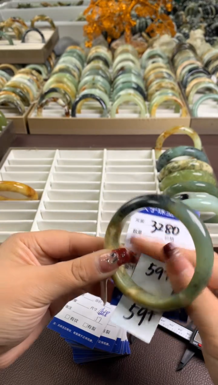 【闪购商品】蛇纹石玉手镯未镶嵌3280