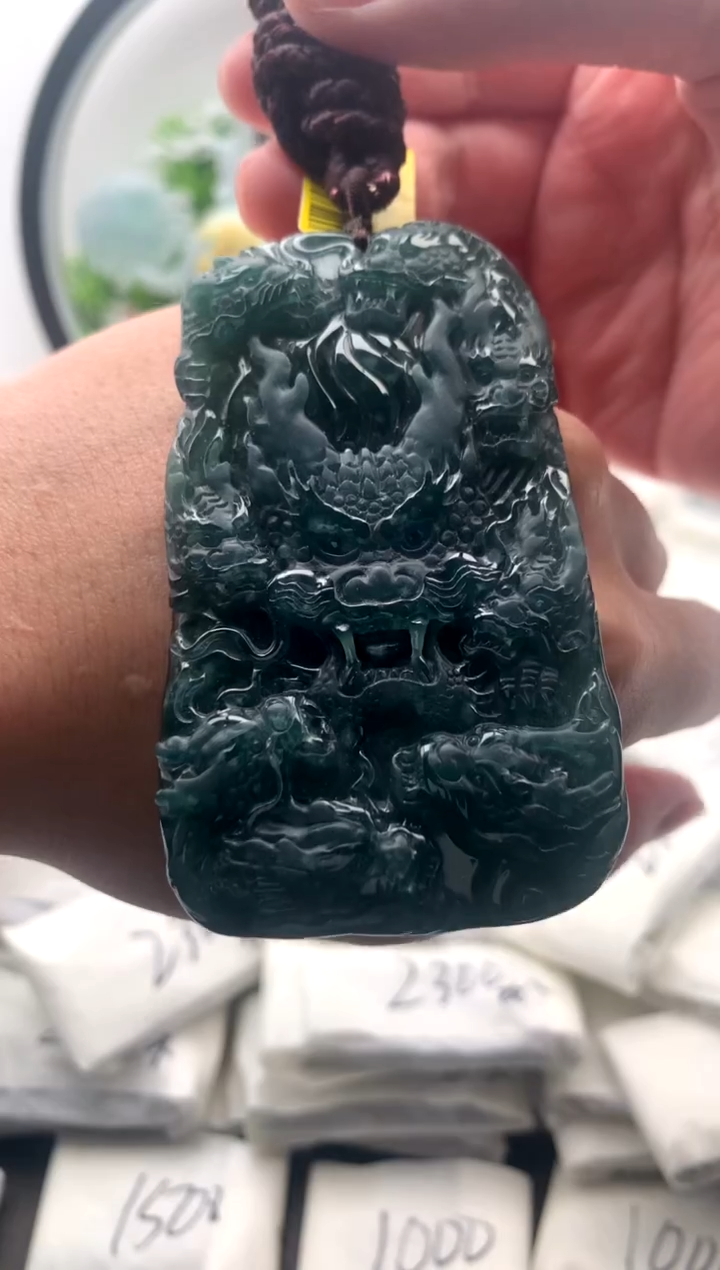 【闪购商品】翡翠颈饰未镶嵌九龙牌