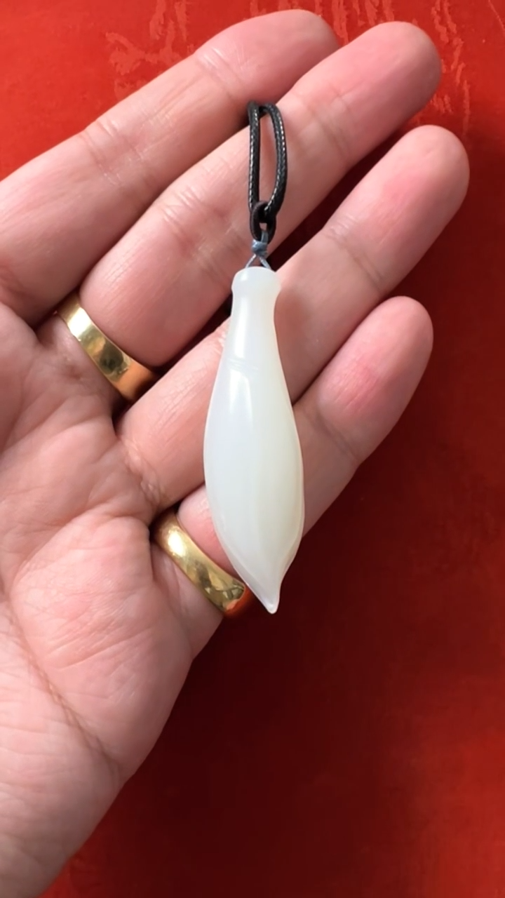 未镶嵌和田玉挂件新疆山料熟糯玉兰雕件