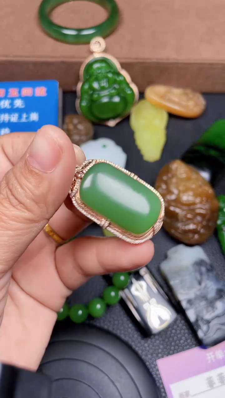 颈饰18K金镶嵌和田玉F502