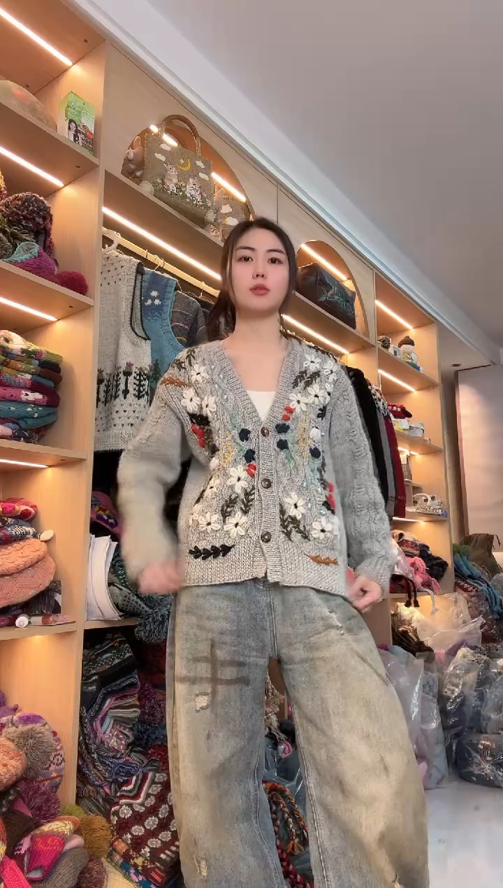 羊毛灰色立体花毛衣