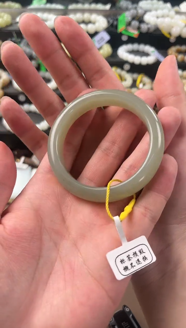 【闪购商品】和田玉手镯未镶嵌且末青白手镯卡56+微色差