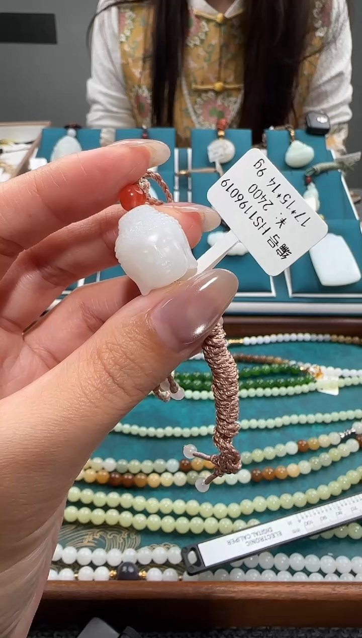 颈饰未镶嵌和田玉吊坠 HS