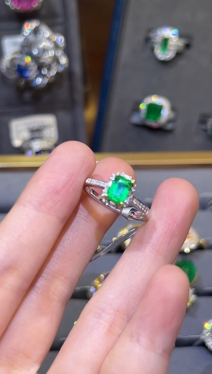 【闪购商品】祖母绿戒指18K金镶嵌0.93ct