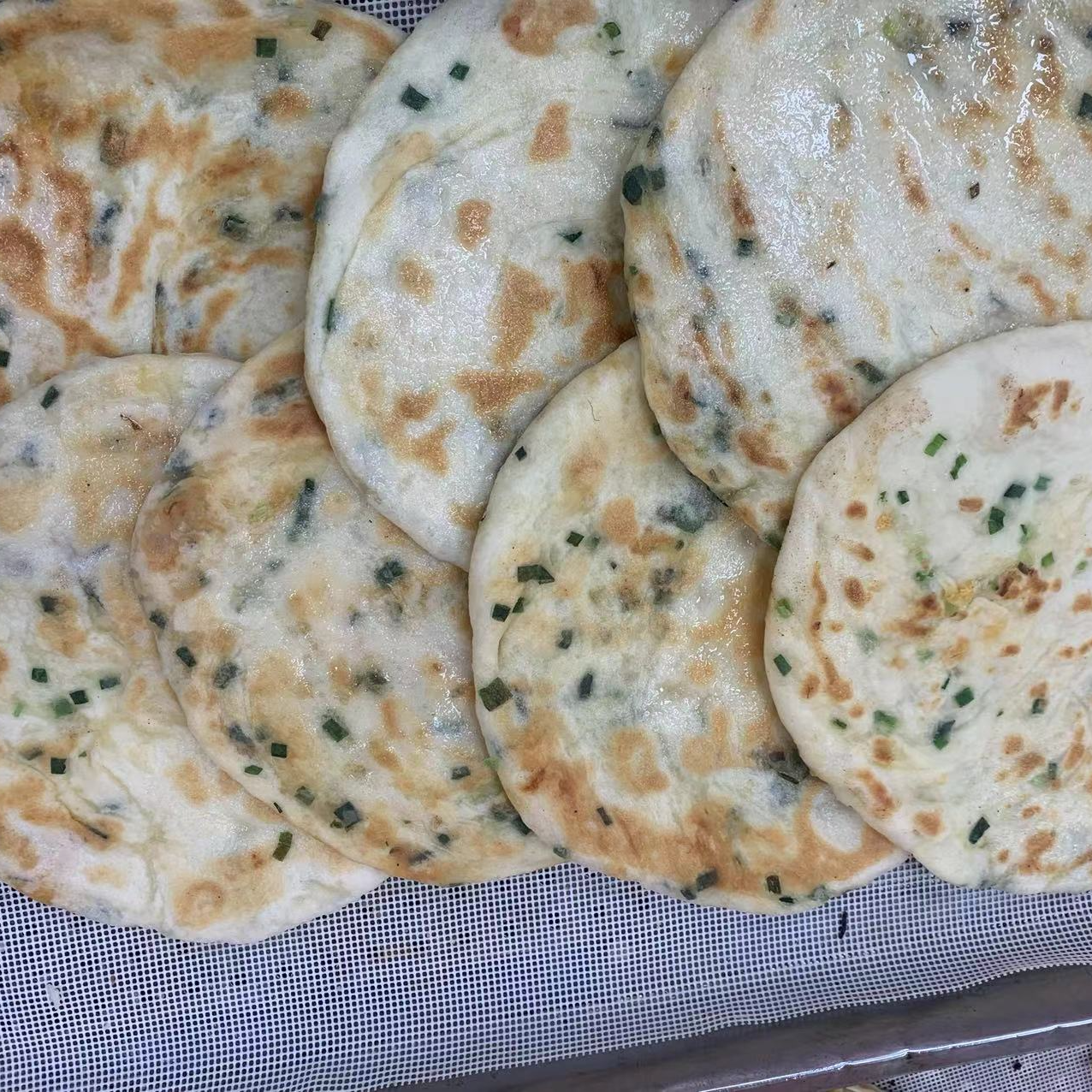 新鲜出锅：葱油肉松饼