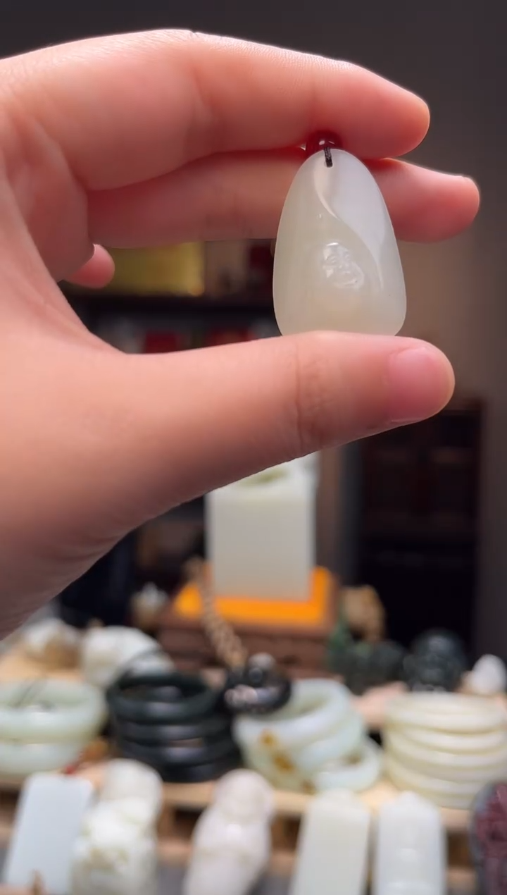 颈饰未镶嵌和田玉吊坠