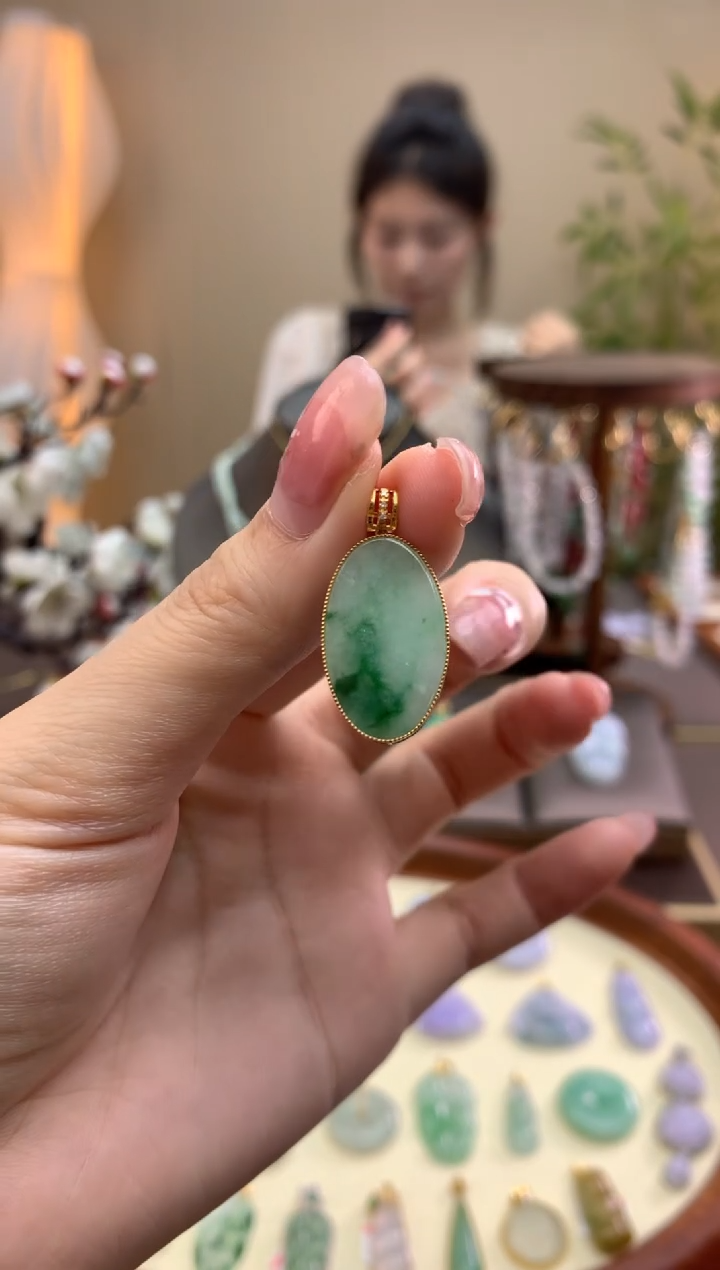 翡翠18K金镶嵌颈饰无事牌