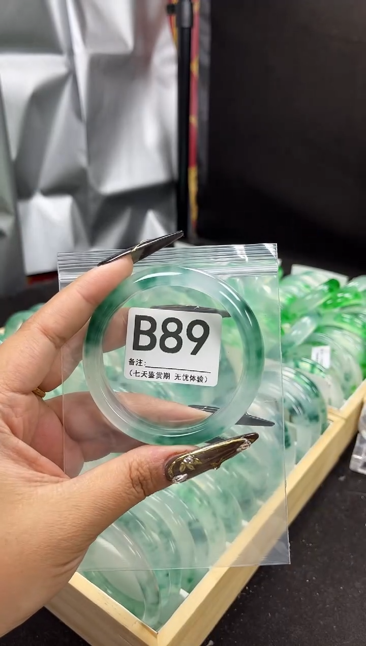 【闪购商品】石英岩玉手镯未镶嵌B89