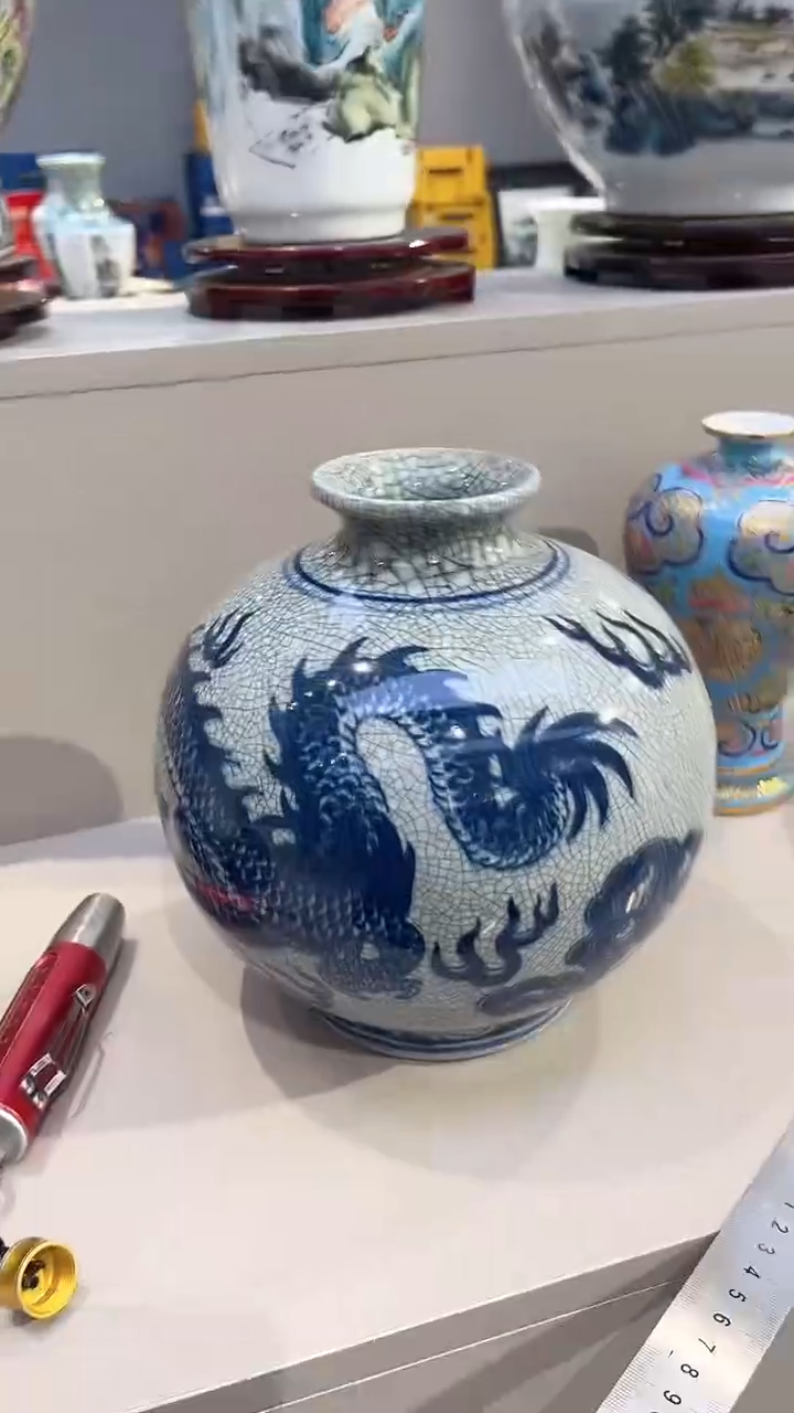 摆件景德镇龙纹石榴瓶