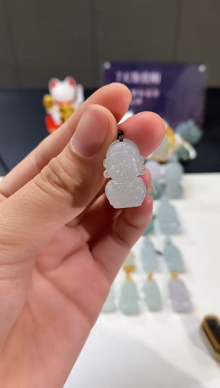 翡翠未镶嵌颈饰财爷