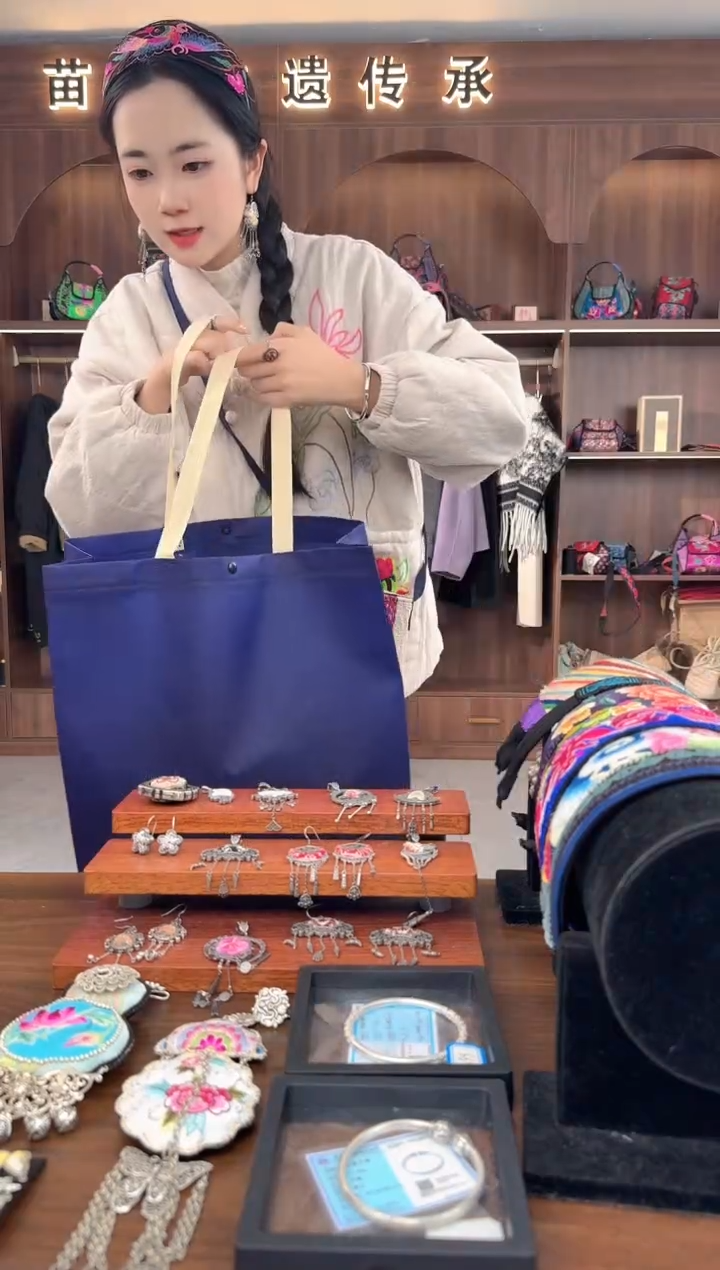 刺绣扶光苗绣传承L69