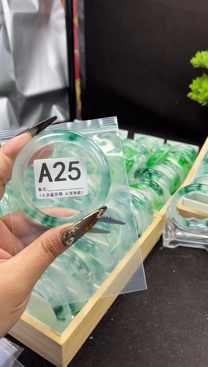 【闪购商品】石英岩玉手镯未镶嵌A25