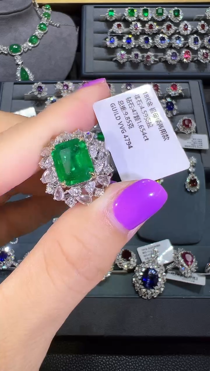 戒指18K金镶嵌祖母绿起****？    