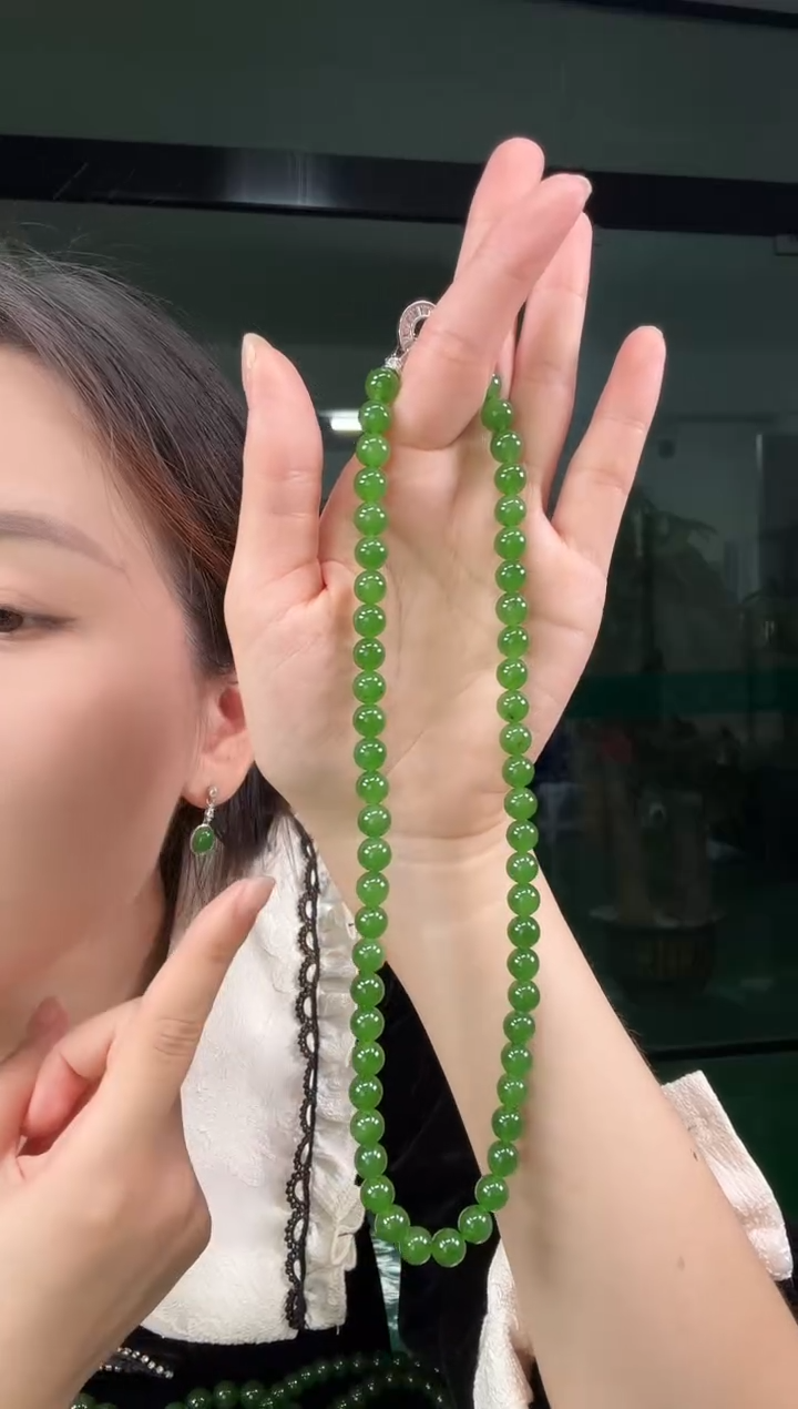 项链未镶嵌和田玉（碧玉）碧玉8mm冰底高阶阳绿项链（微矿点）
