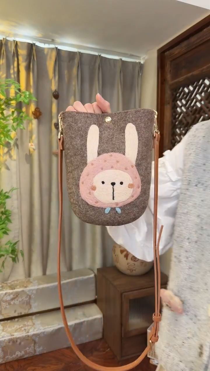 羊毛非遗羊毛毡包 手机包兔子
