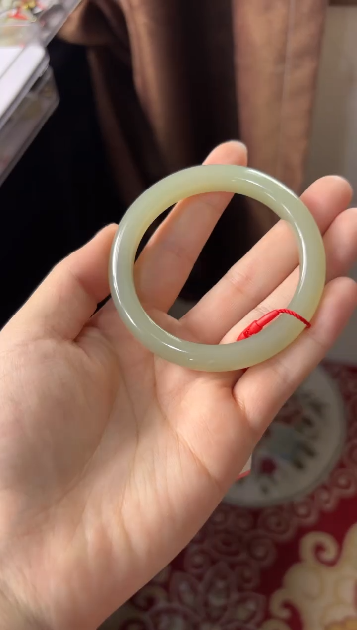 【闪购商品】和田玉手镯未镶嵌且末微色差近矿56+