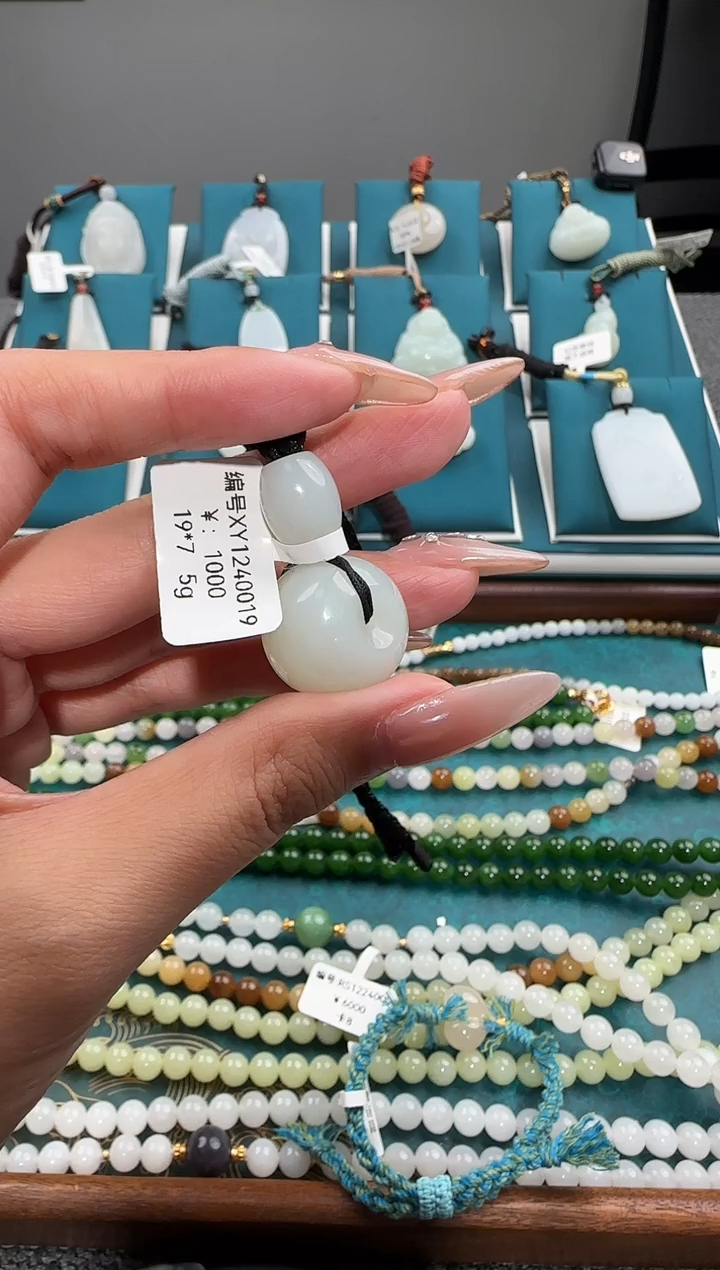 颈饰未镶嵌和田玉吊坠 XY