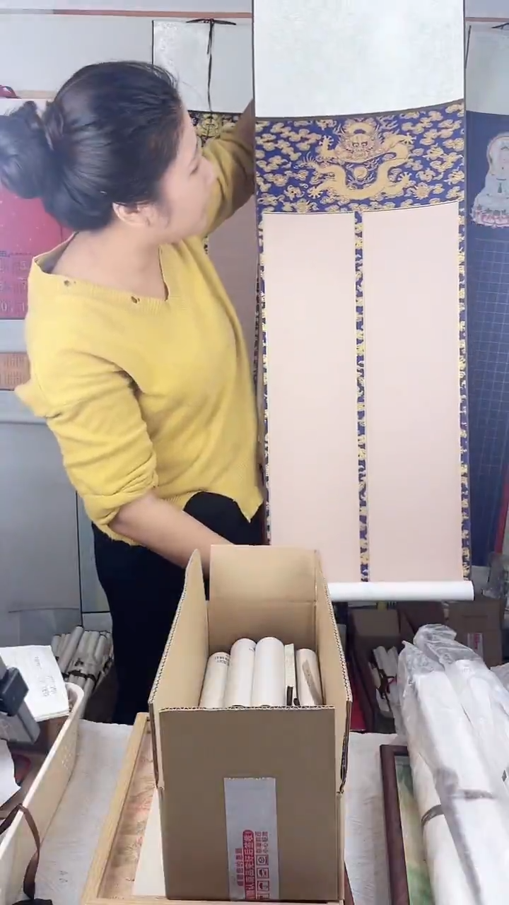 10个四尺对开龙纹挂轴（三色混搭）