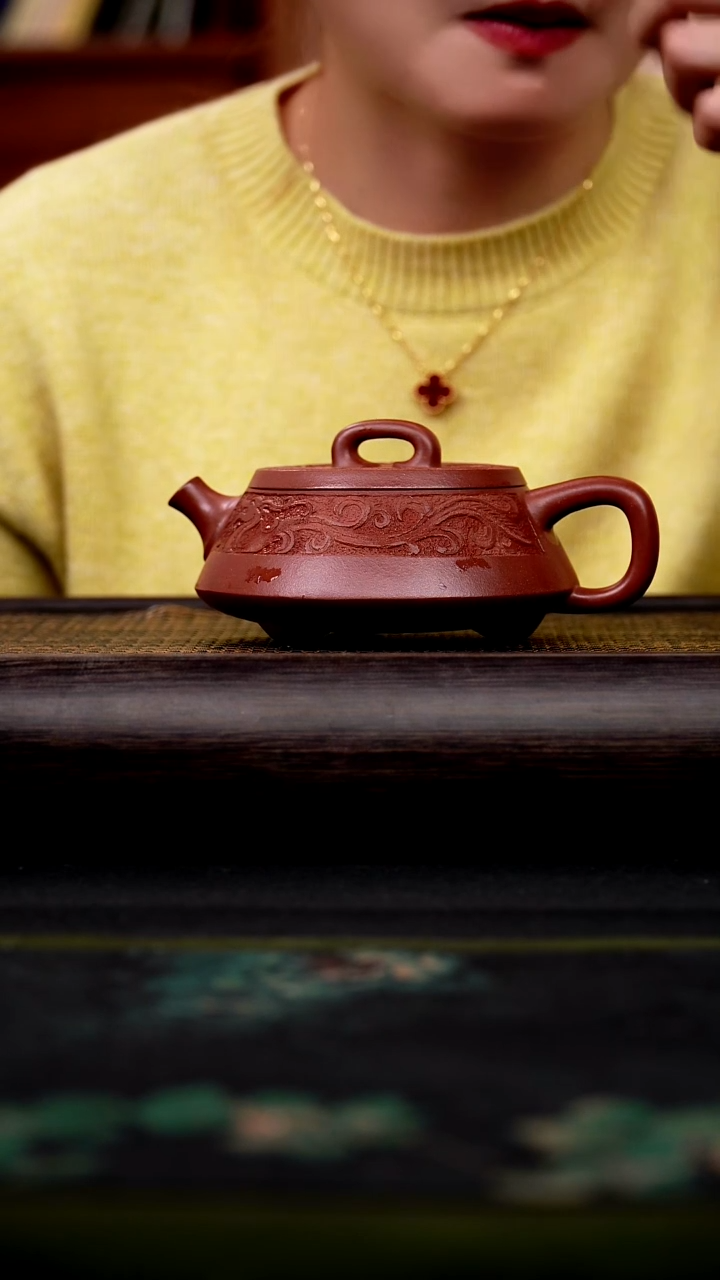 茶壶紫砂靓* 底槽青 三足宽瓢 260cc （双螭龙）