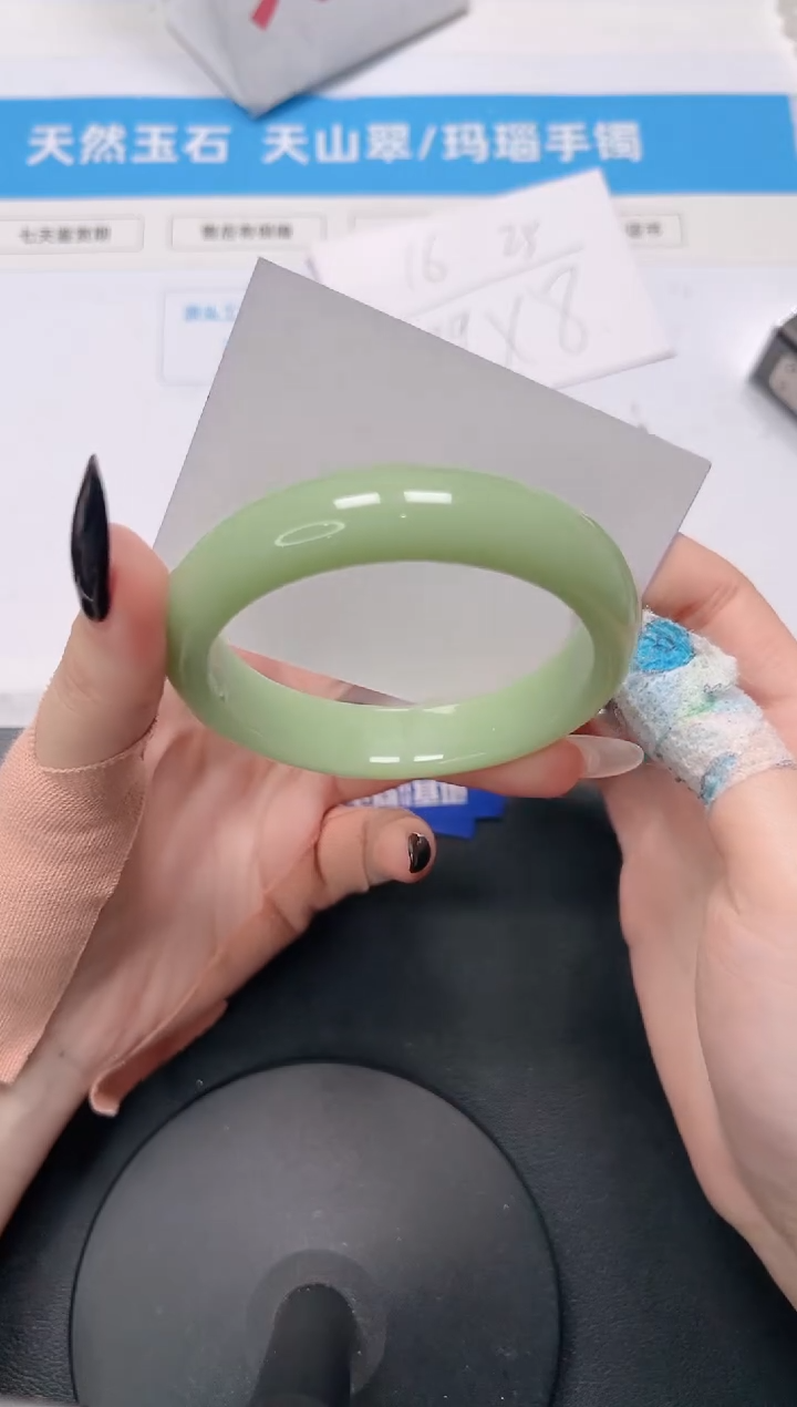 【闪购商品】石英质玉手镯合金280-牛油果60