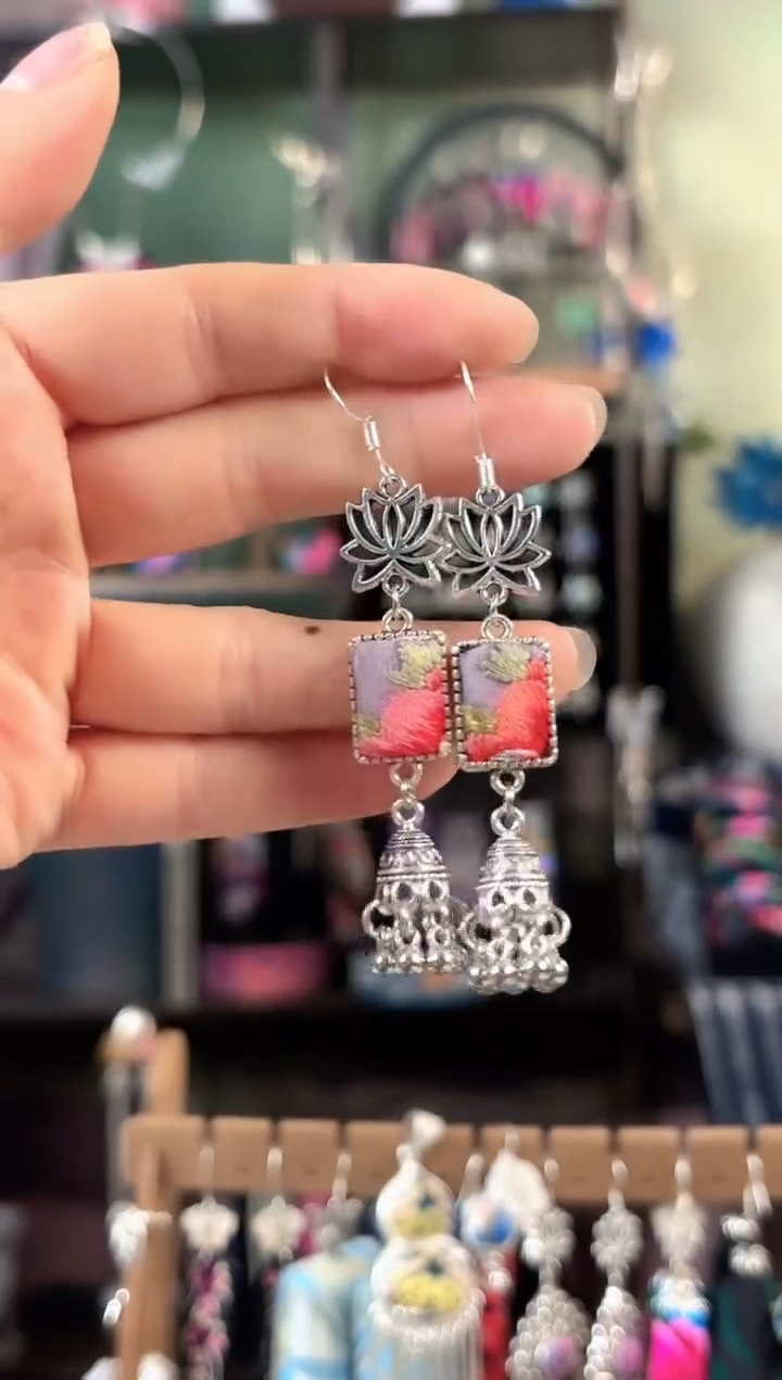 彩云南阁非遗老绣饰品663