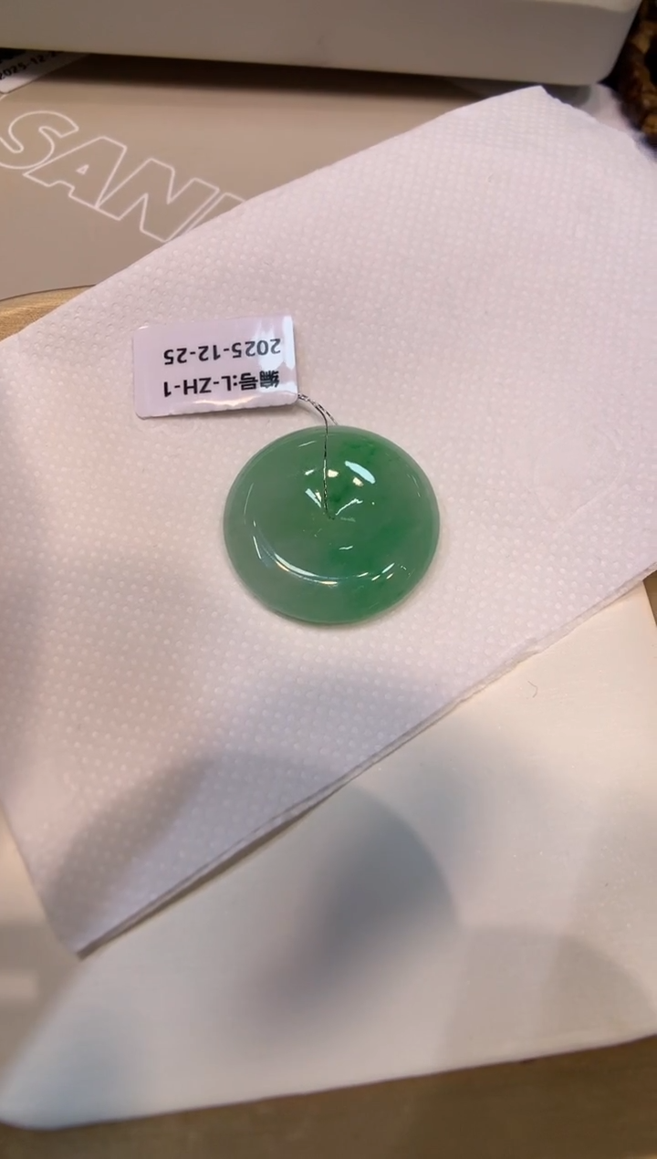 颈饰未镶嵌翡翠平安扣