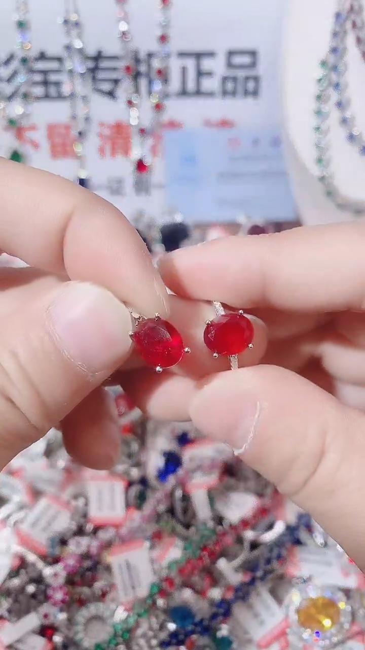 颈饰未镶嵌红宝石  