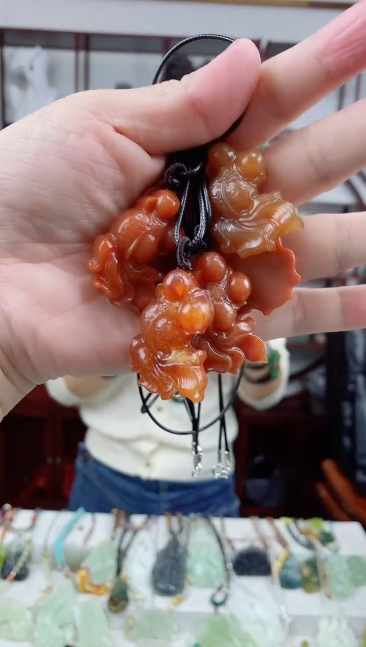 未镶嵌岫玉颈饰金鱼吊坠多样化随机发