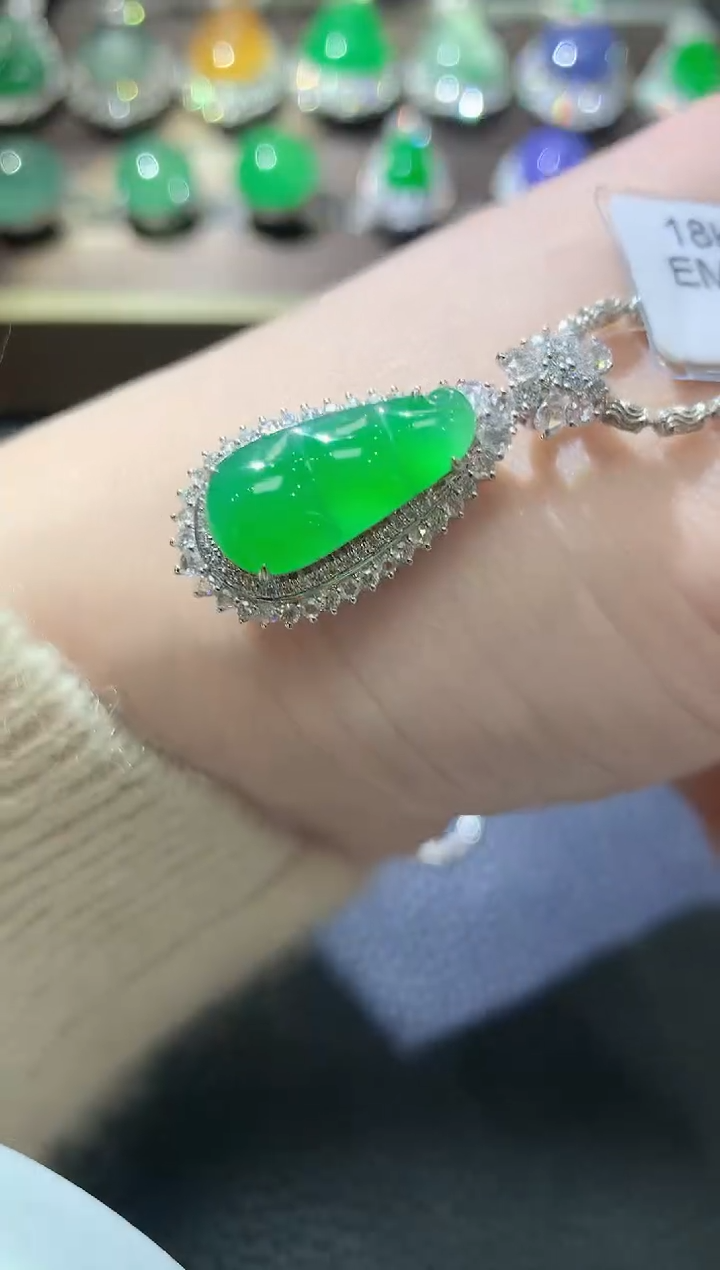 【闪购商品】翡翠吊坠(不含链)18K金镶嵌D53翡翠