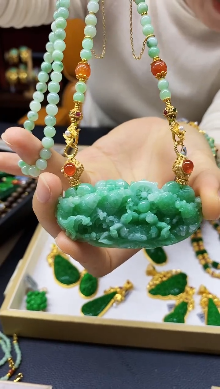 颈饰未镶嵌翡翠吊坠