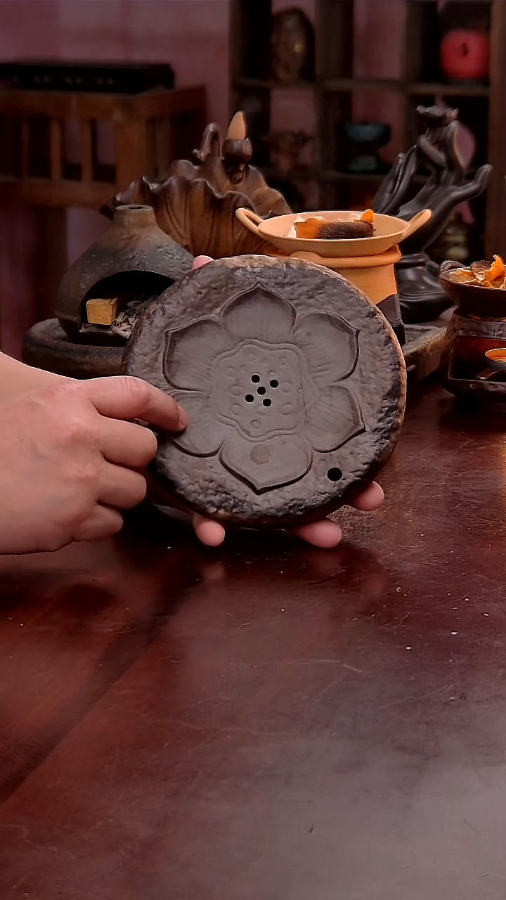 言巢莲花陶瓷圆壶承