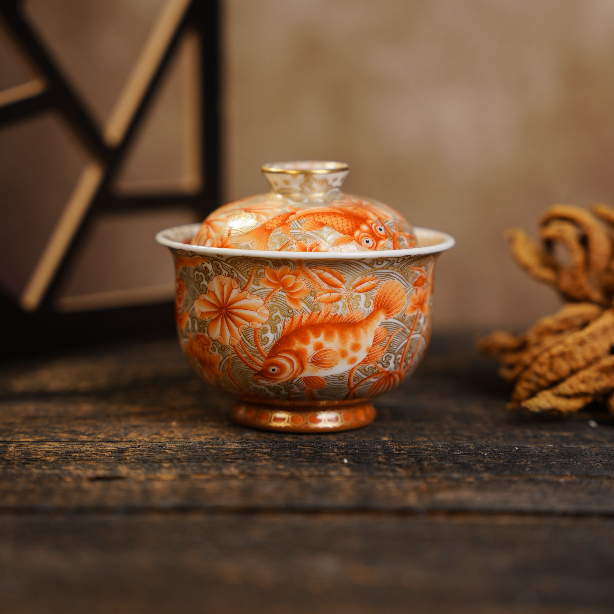 溢珍堂重工矾红鱼藻鱼戏金莲盖碗