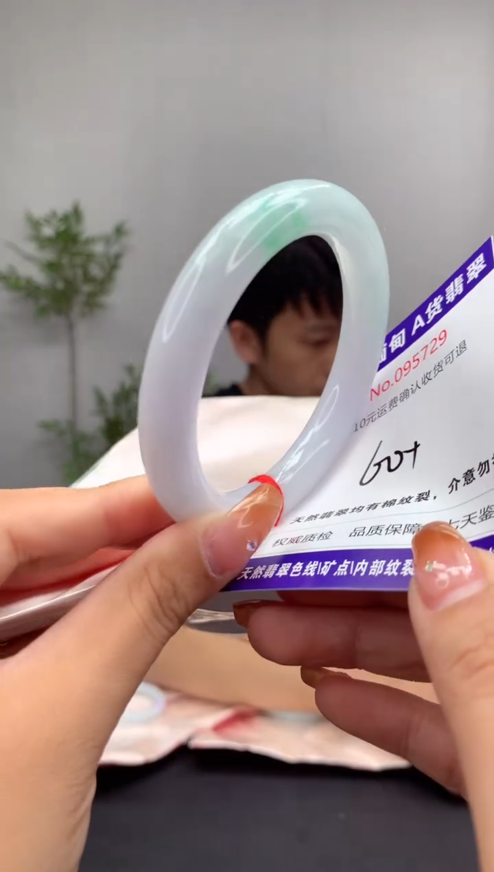 未镶嵌手镯翡翠有纹，完美者勿拍