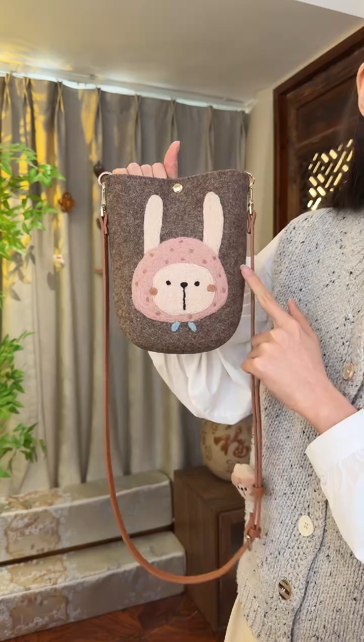 羊毛非遗羊毛毡包 手机包兔子