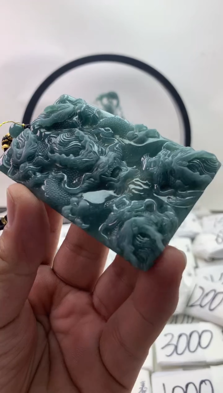 翡翠未镶嵌颈饰龙牌